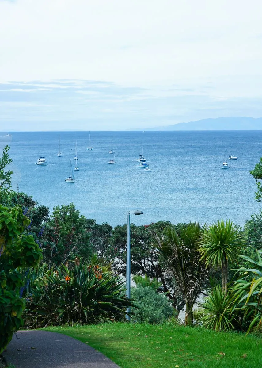 オネロア湾の美しいビーチとヨット