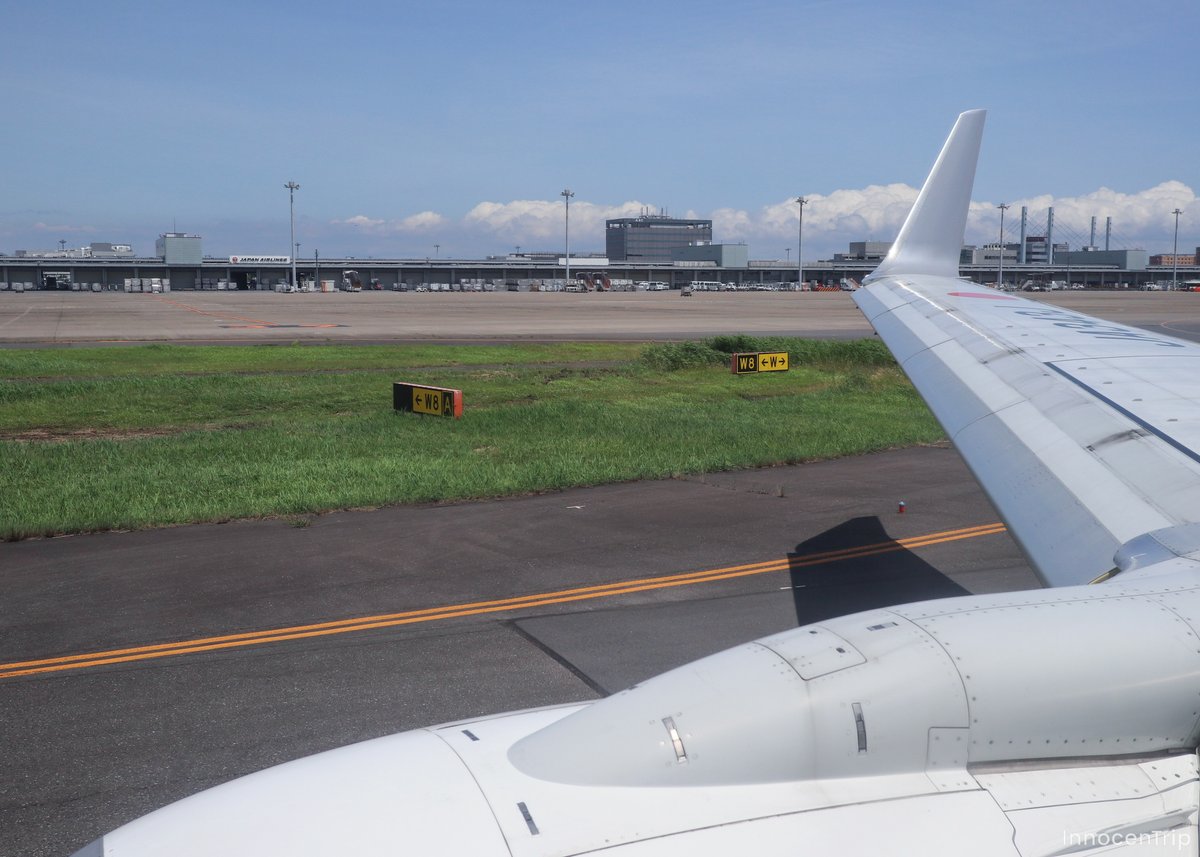 羽田空港を出発する飛行機の窓から見た景色