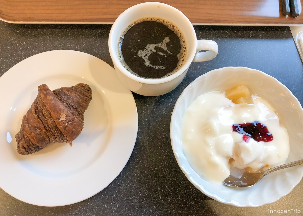 チョコクロワッサンにヨーグルトの朝食