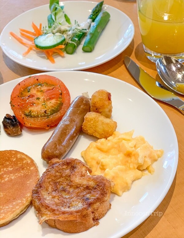 朝食バイキングの取り分け