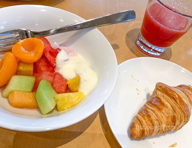朝食バイキングのテーブル