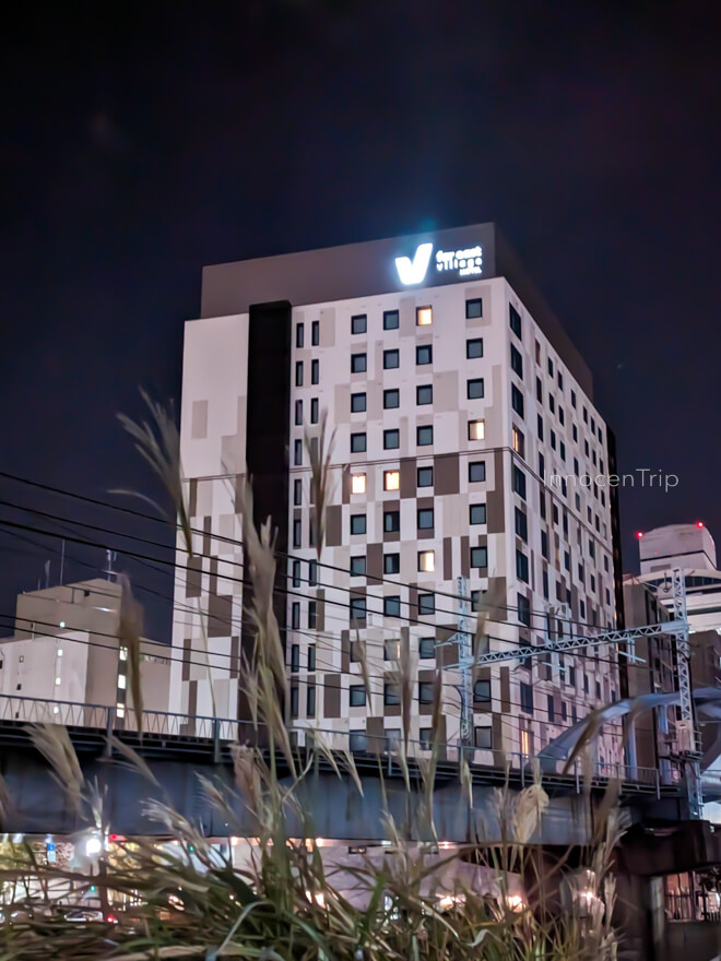 夜のホテル外観と周辺の様子