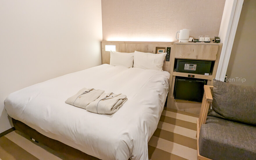 コンパクトなダブルベッドルーム