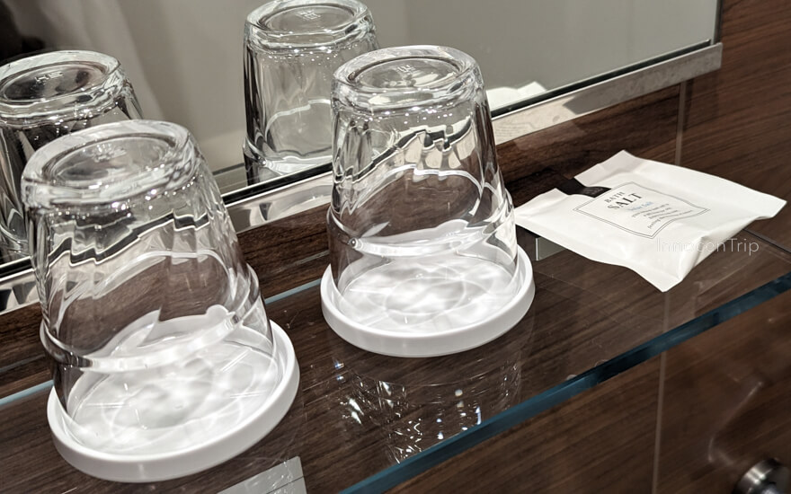 バスソルトと歯磨き用コップ