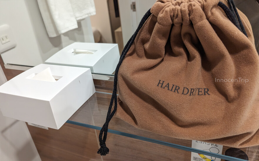 ドライヤーとミニサイズのティッシュ