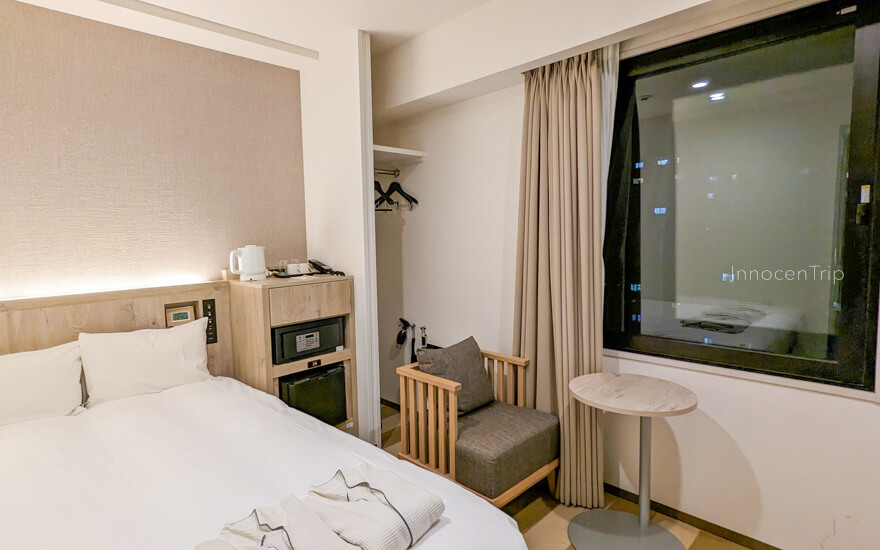 窓際のダブルルームと夜景