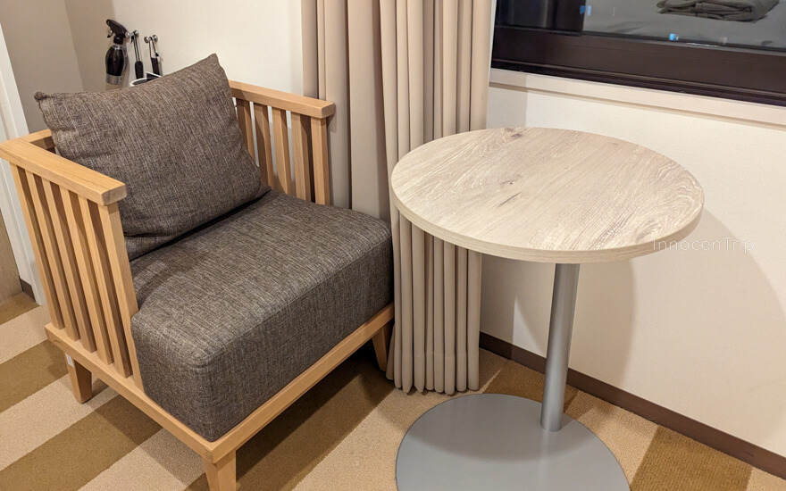 ソファとカフェテーブルのくつろぎスペース