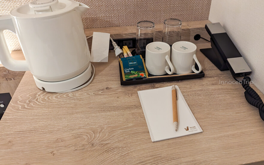 ベッド横のティーセットと備品