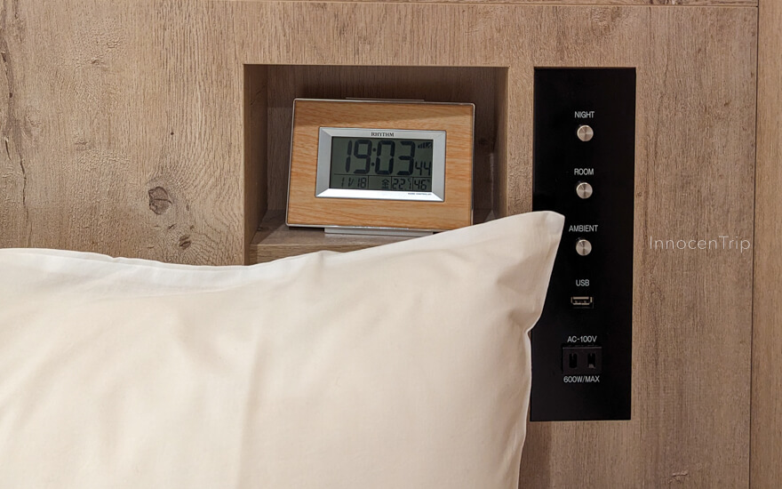 枕元のコンセントと目覚まし時計