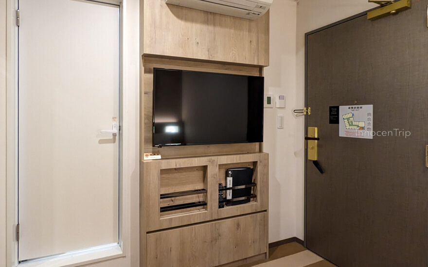 ベッド足元側のテレビと出入口