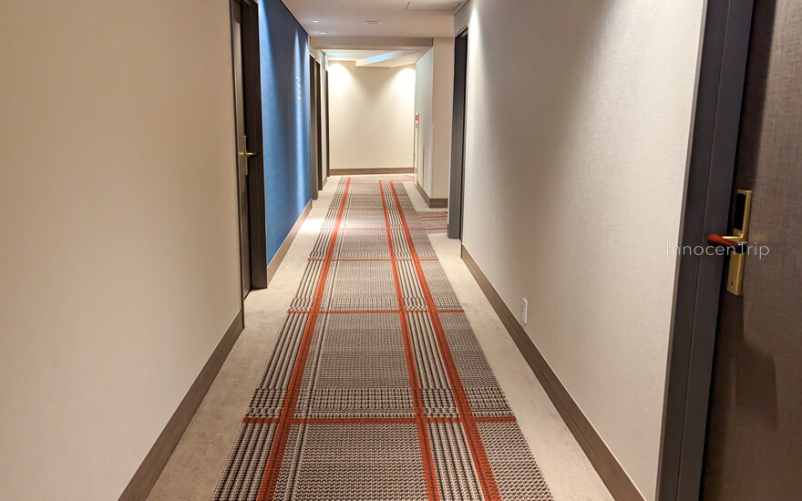 客室フロアにつながる廊下