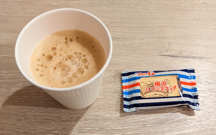 客室に持ち帰ったコーヒーと横浜ロマンスケッチ