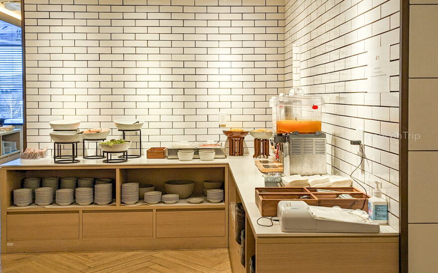 朝食ビュッフェのサラダ・ドリンクバー