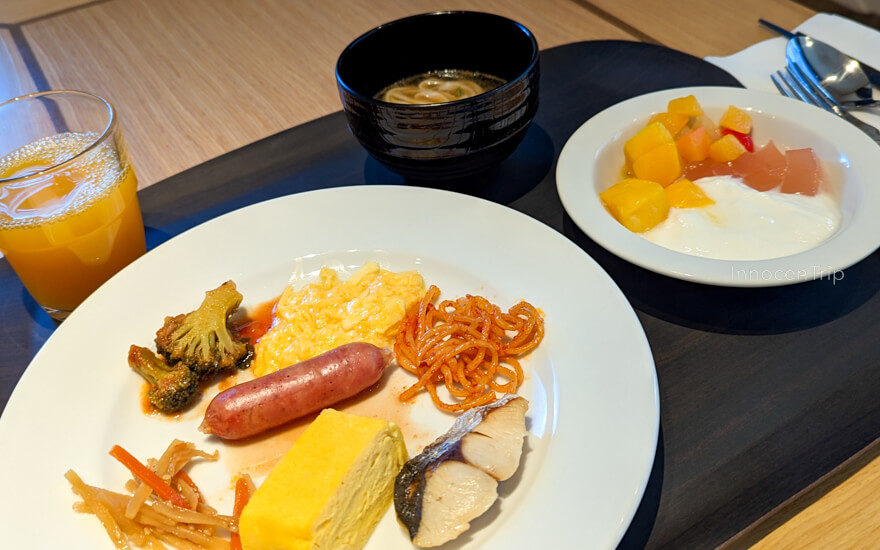 自分で盛り付けた朝食プレート