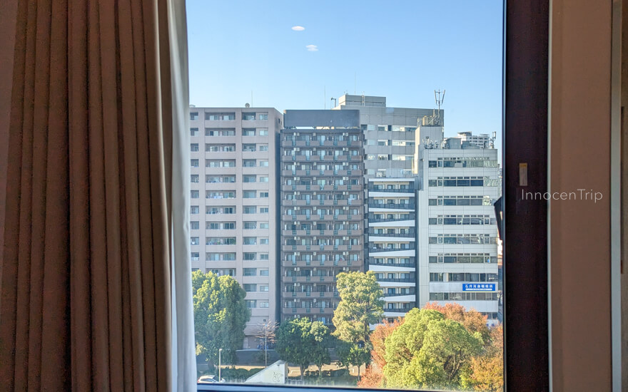 晴れた朝の客室風景