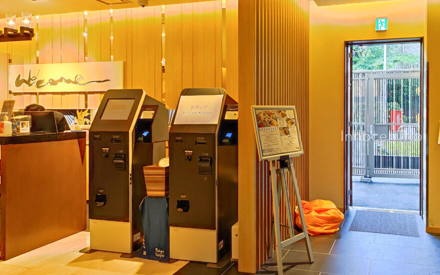 フロント前の自動チェックイン機