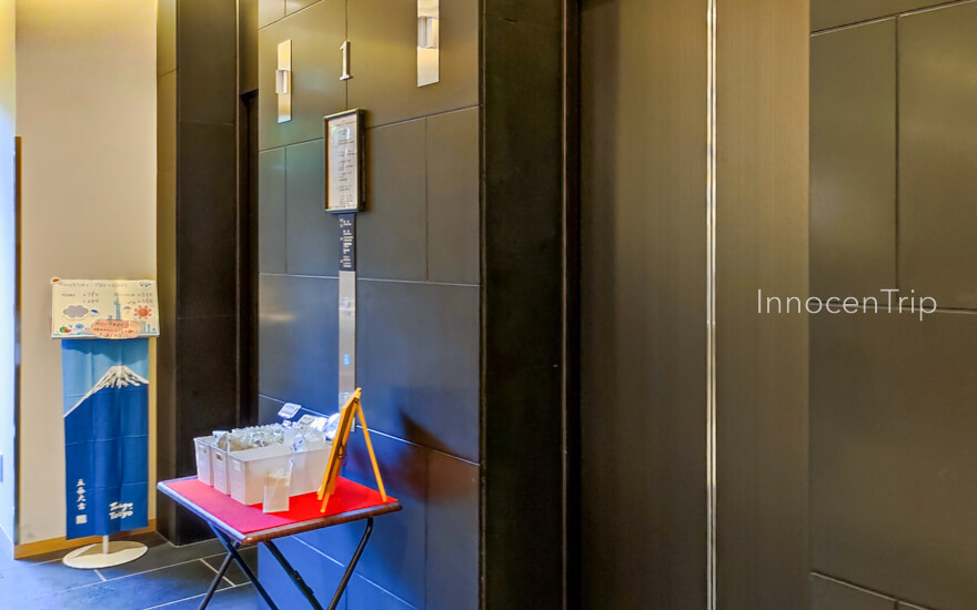 ホテルのエレベーター前