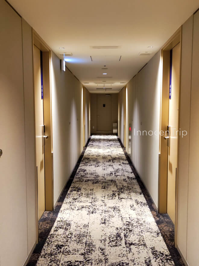 明るく清潔感ある廊下