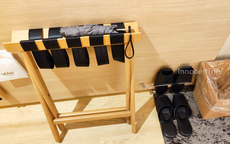 スリッパと荷物置き