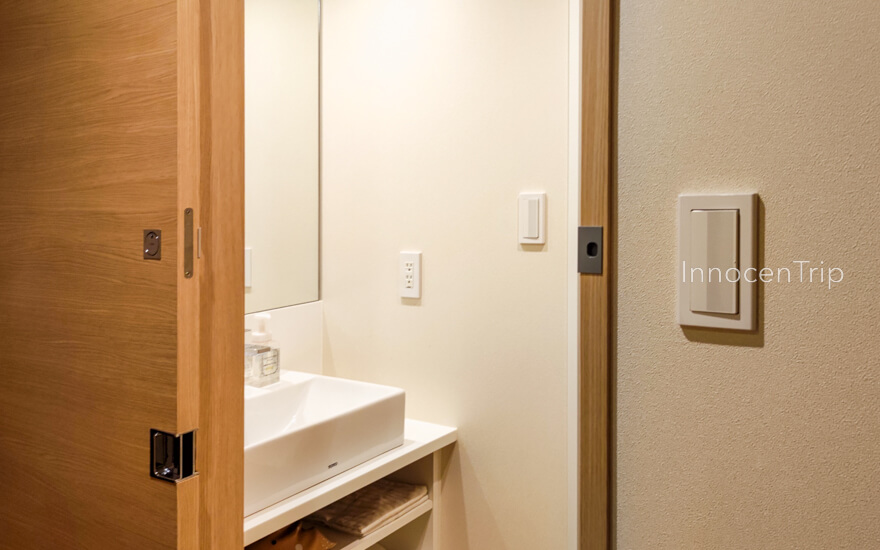 引き戸のバスルーム入り口