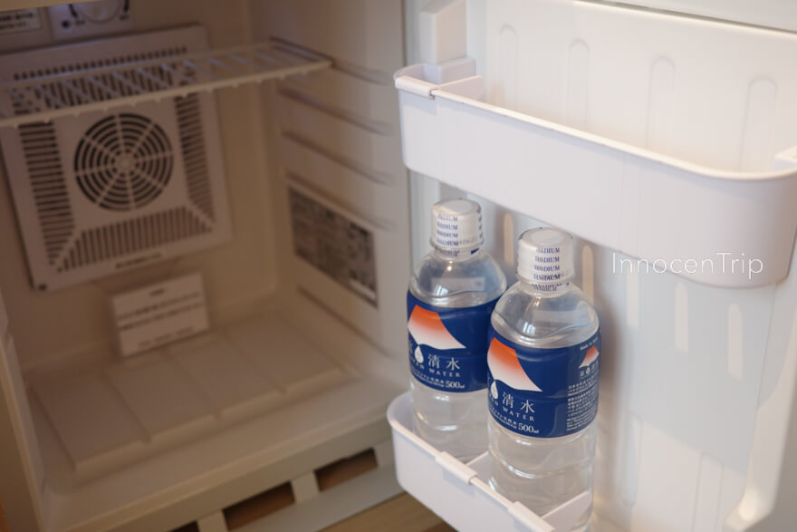 冷蔵庫とミネラルウォーター