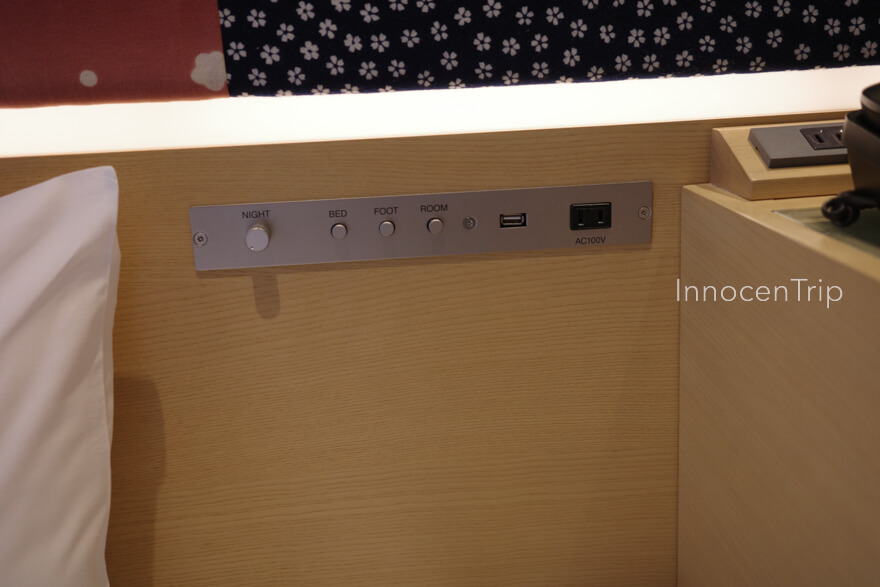 ベッド枕元のコンセント