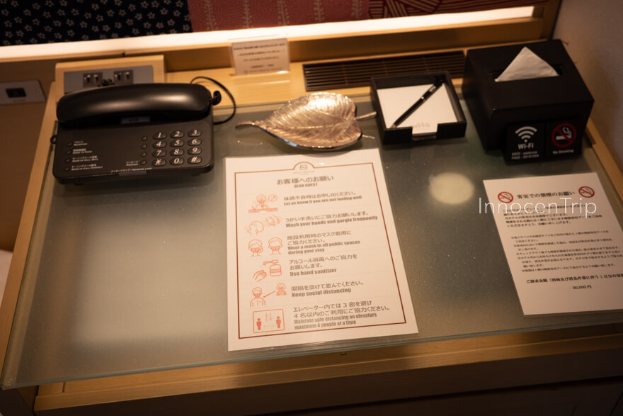 ベッド横のラックと備品