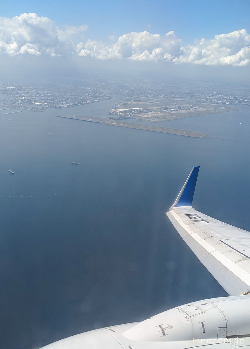 羽田から見下ろす東京湾と飛行機の翼