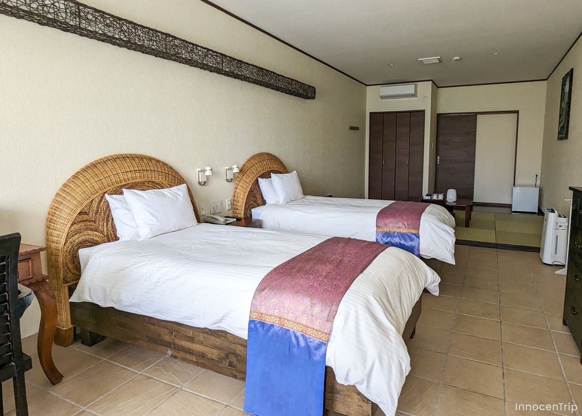 ホテル室内のツインベッドと窓からの景色