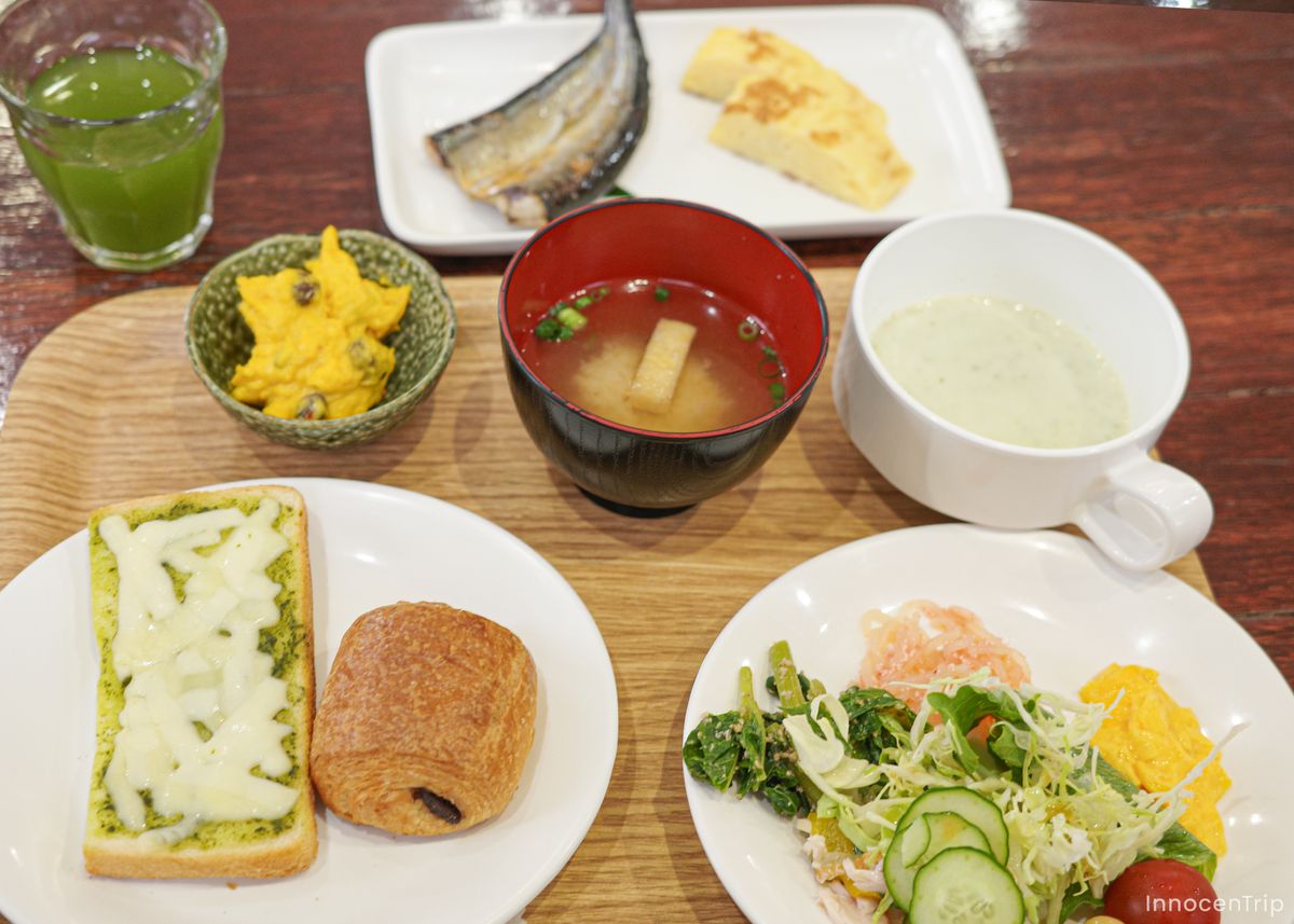 朝食に並ぶ和食プレートとサラダ