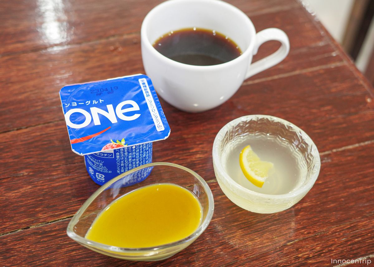 コーヒーとヨーグルト、朝のデザートプレート