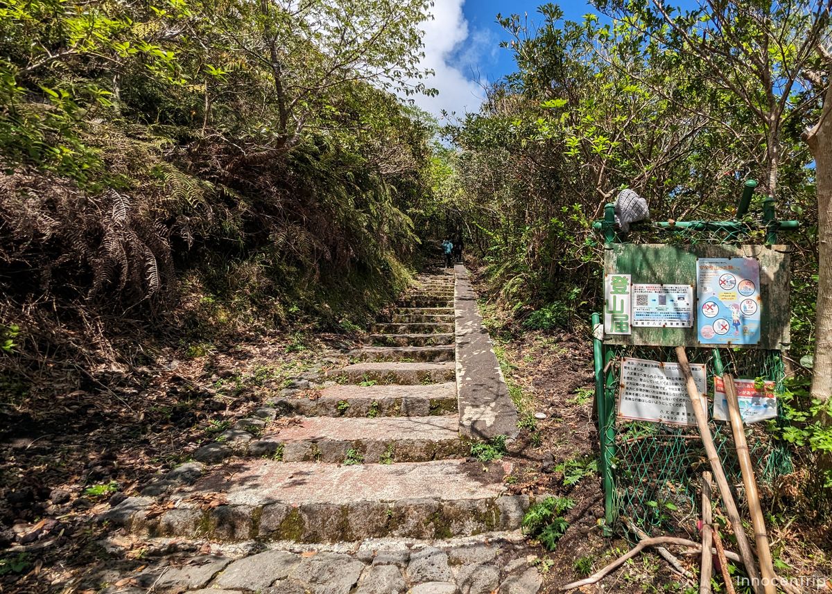 登山口から見た空と草原