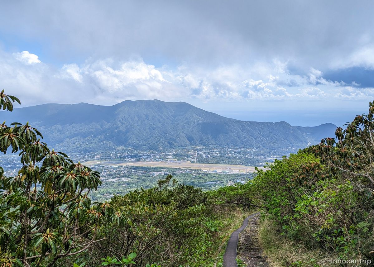 中腹から見た山と空の広がり