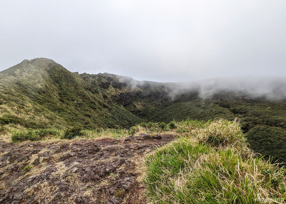 山道に広がる雲と険しい道