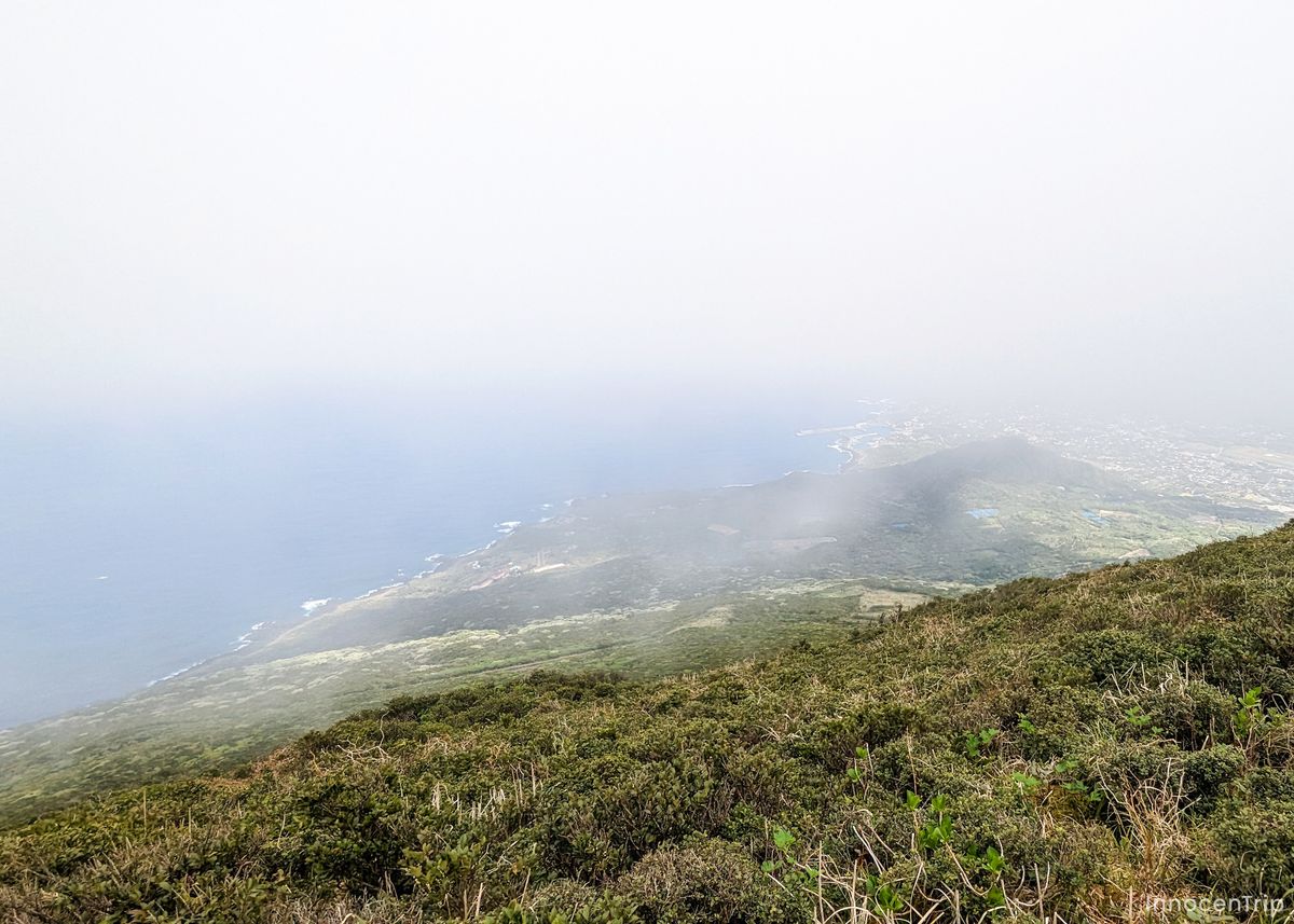 雲の合間から晴れ間がのぞく山道