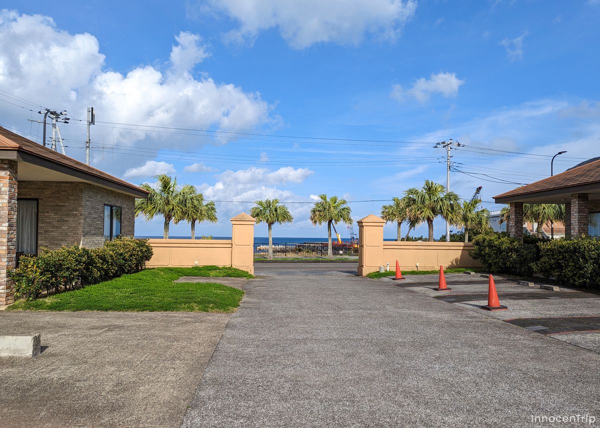 宿から見える青空と海のコントラスト