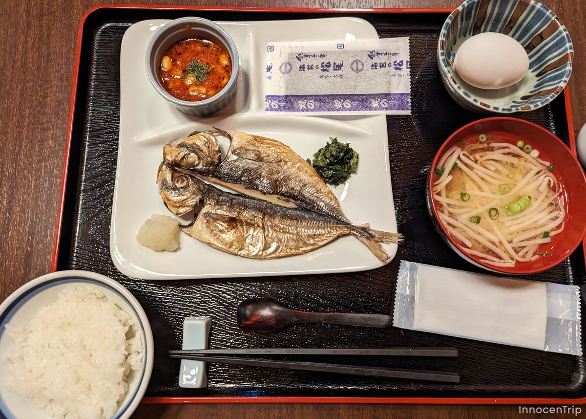 雨の朝にいただいた宿の和朝食膳