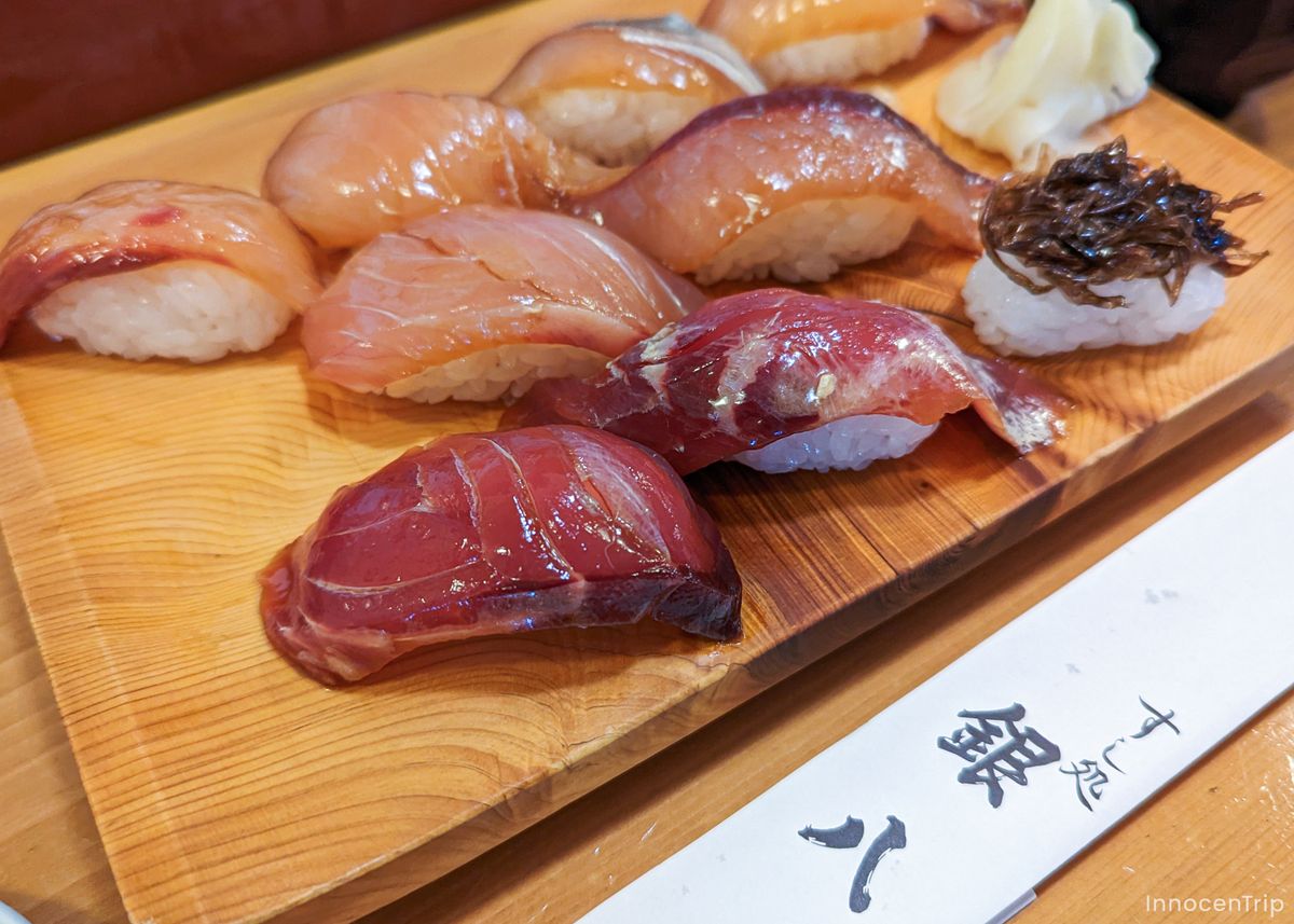 すし処銀八のカウンターに並ぶ島寿司の盛り合わせ