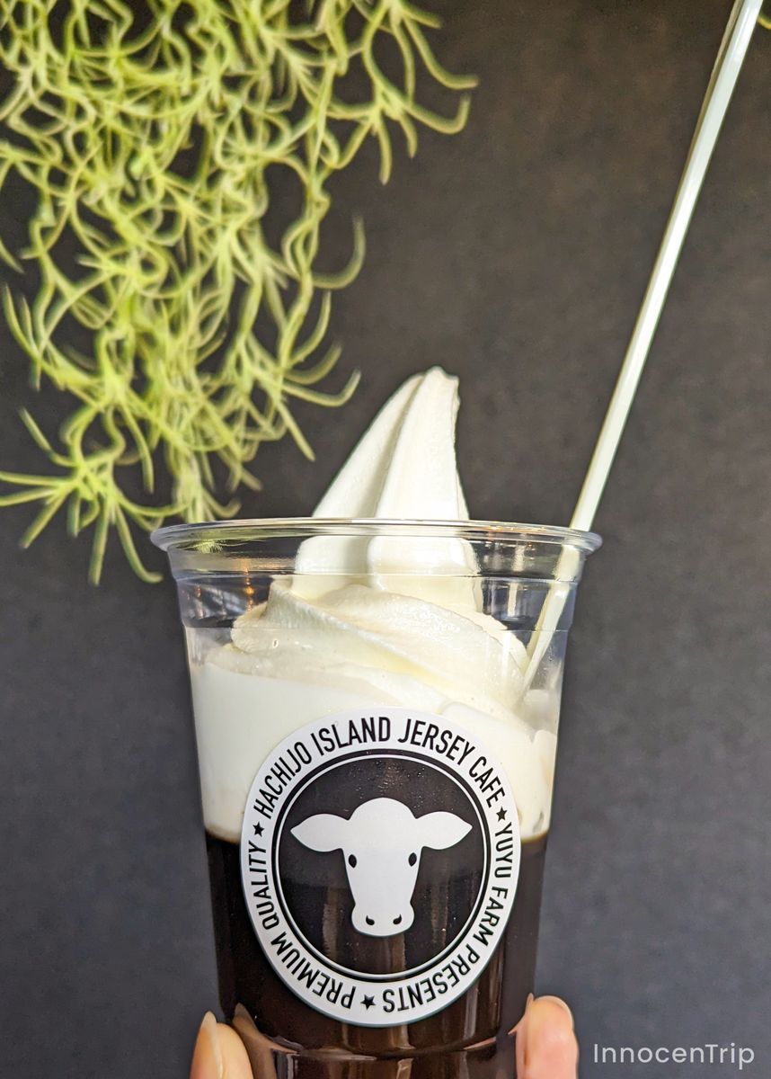 八丈島ジャージー牛乳のソフトクリームがのったコーヒーゼリー