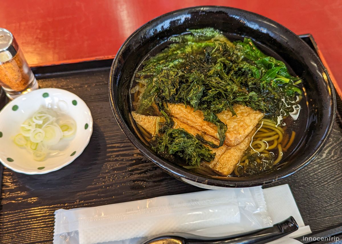 空港レストランで食べる明日葉そば
