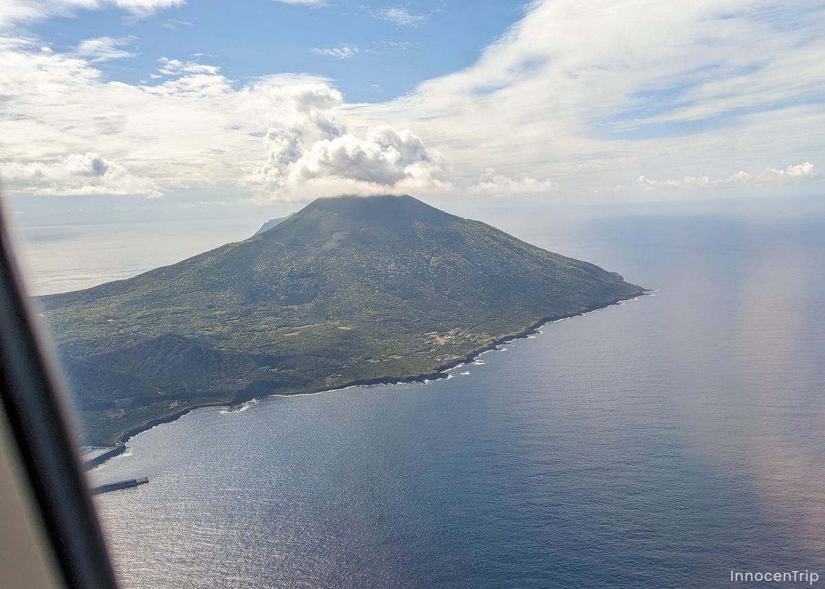 八丈島空港の滑走路越しに見える八丈富士と青空