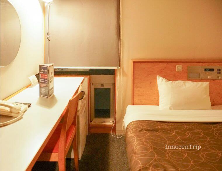 デスクとベッドのスペース