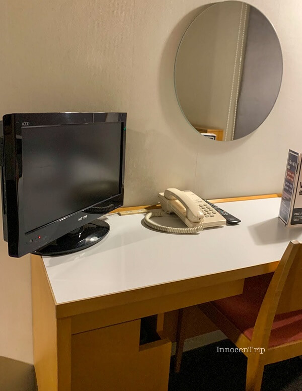 デスクとテレビ