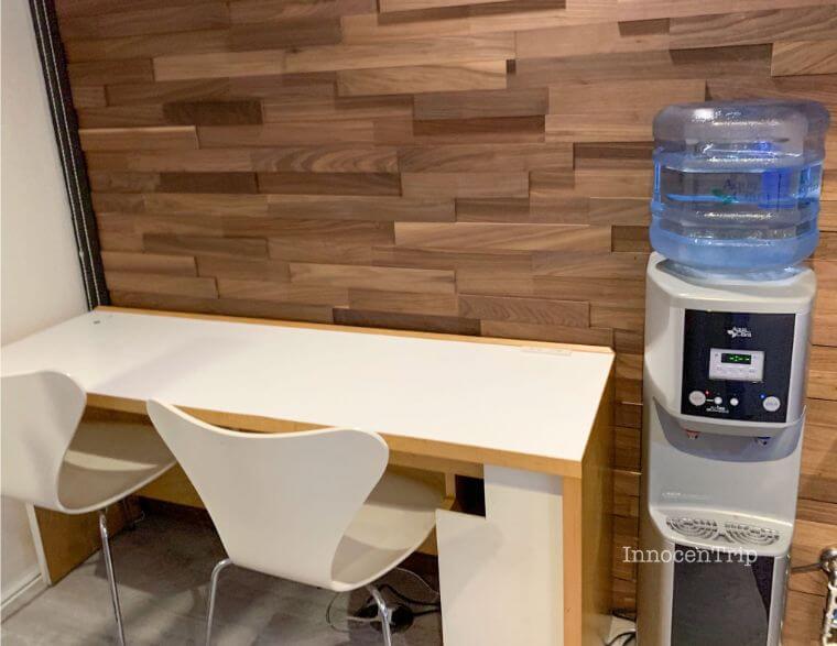 ロビーのデスク