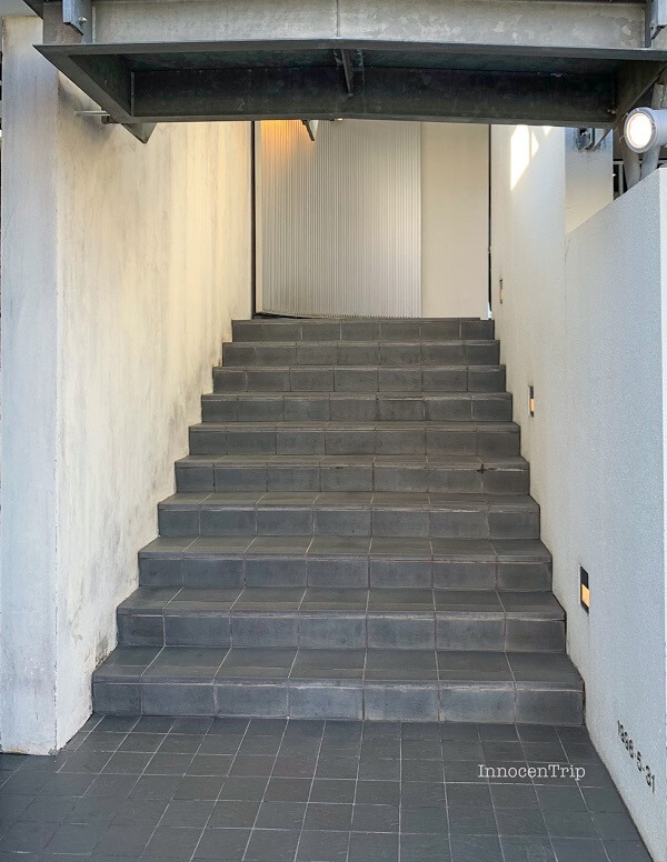 入口の階段