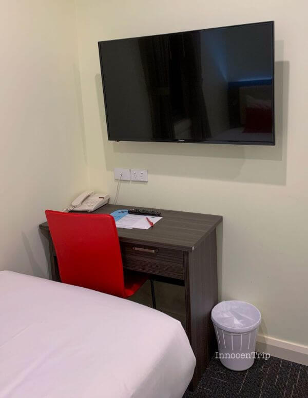 デスクとテレビ