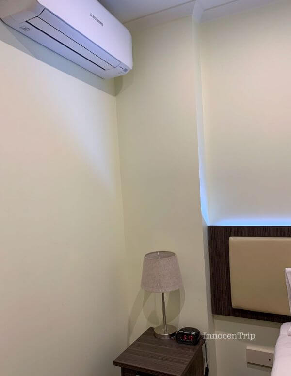 エアコンとサイドテーブル