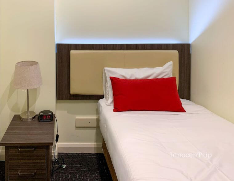 駅近で便利な「ibis styles Kingsgate」のシングルルームの様子