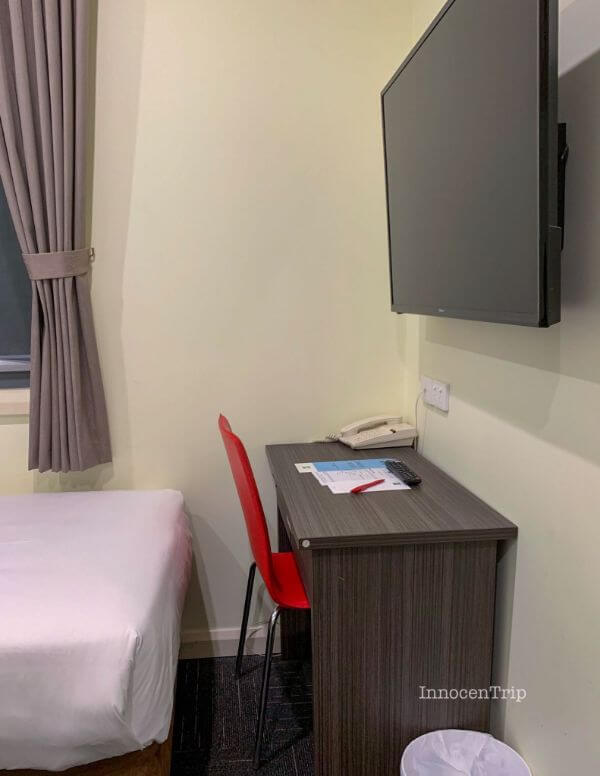 デスクとベッドの隙間