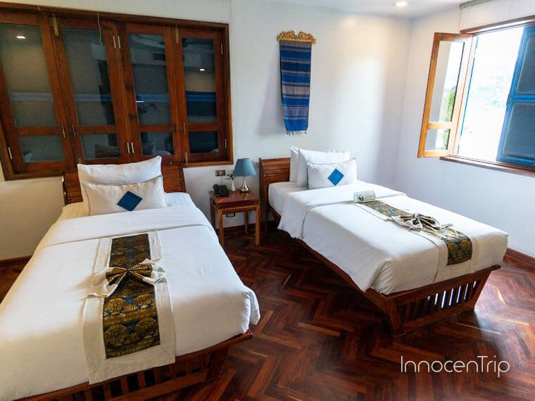 デラックスツインルームのベッド2台